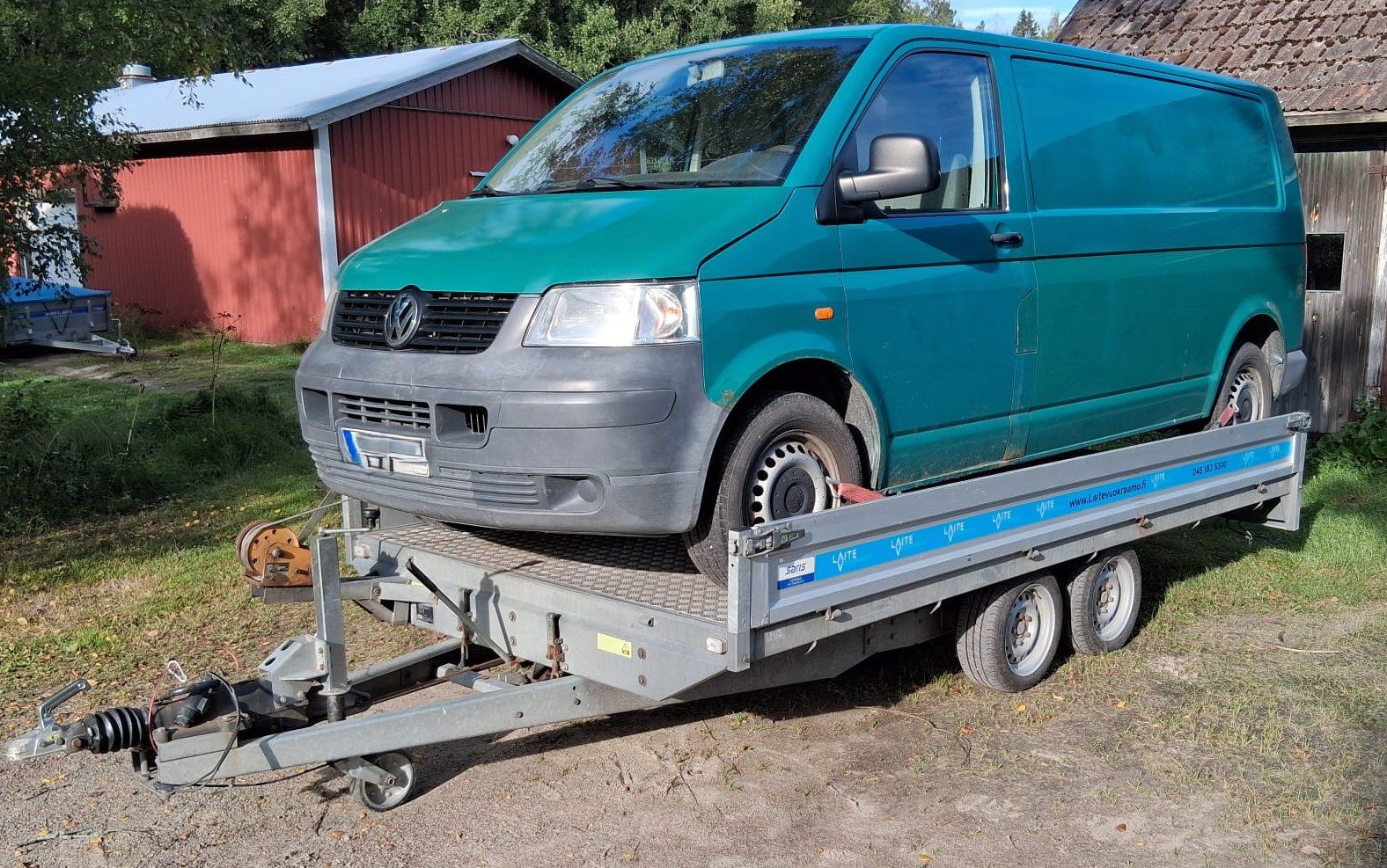 Saris 3500kg autotraileri pakettiauton kuljetukseen Autotraileri vuokraus Turku
